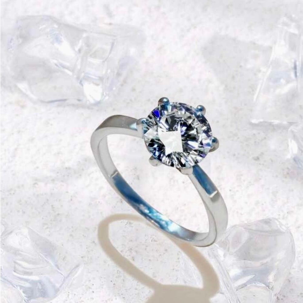 14k gold plated Zircon decor round stone ring. Engangment style